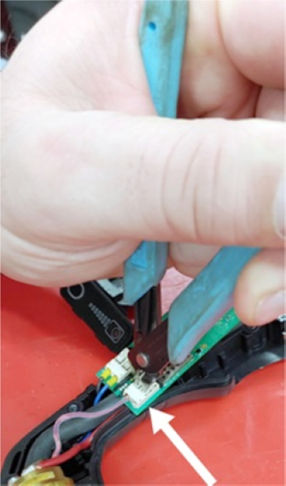 The image shows the removal of the antenna wire.