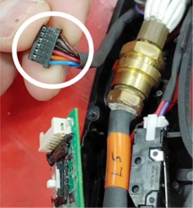La imagen muestra una vista detallada del conector de 6 pines con colores de cables.