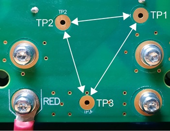 La imagen muestra los tres puntos de medición en la Placa de circuito impreso de alimentación.