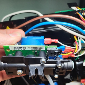 La imagen muestra la tarjeta de circuito con llamadas.