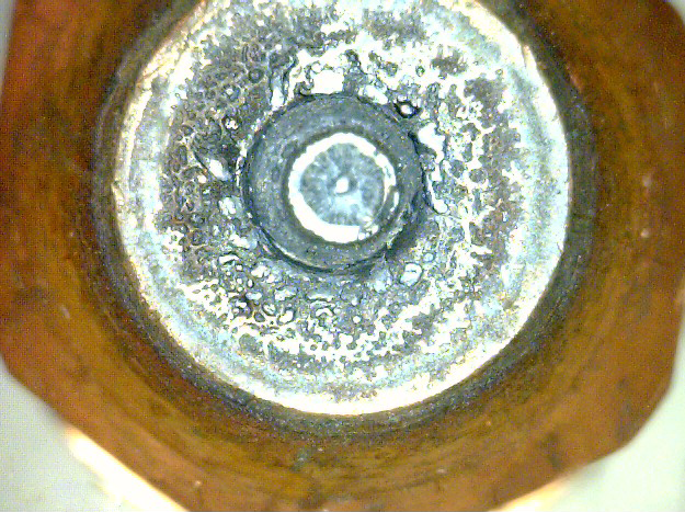 Cette image montre une électrode usée présentant des cratères non symétriques.