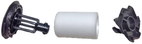 Resimde, iki plastik bağlantı elemanından çıkartılan hava filtresi gösteriliyor.